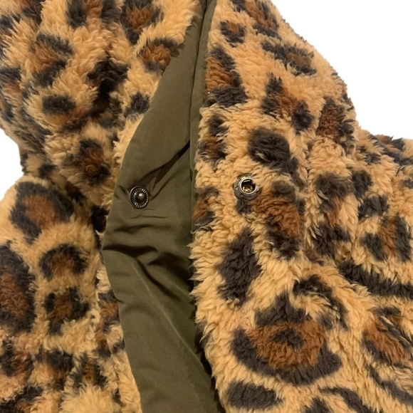 Steve Madden NWT Fleece Lined Pocket Scarf Wrap Snap Close Animal Print OS New - Picture 6 of 11